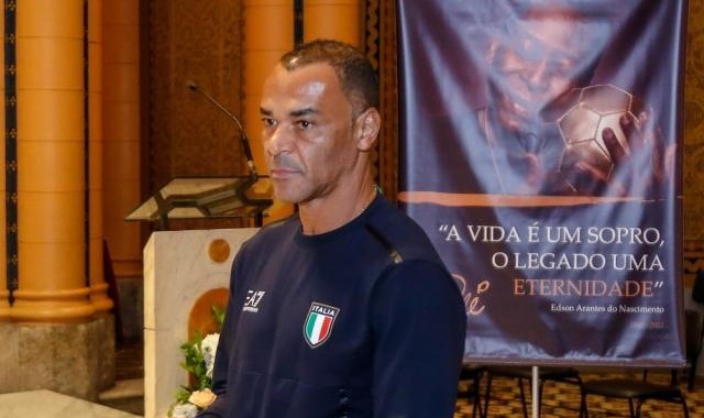 腾讯体育快讯频道-没赶上贝利遗体告别却送别迪纳米特 为卡福点赞！