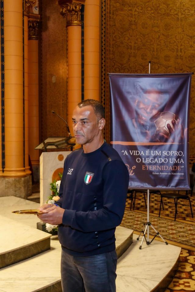 cafu-participa-da-missa-de-setimo-dia-do-pele.jpg